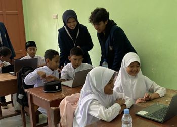 Bantu Siapkan Siswa Di Era Digital, Kelompok MMD 909 Ajari Siswa SDN 1 Bakalan Gunakan Quizziz